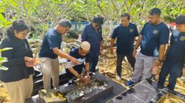 Ketua PWI Kepri Andi bersama wartawan ziarah ke makam, Sabtu (22/2). Foto:Dok/PWI