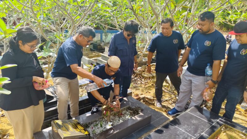 Ketua PWI Kepri Andi bersama wartawan ziarah ke makam, Sabtu (22/2). Foto:Dok/PWI