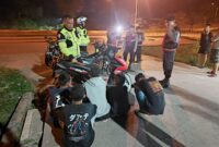 Anggota Ditlantas Polda Kepri saat melakukan operasi Seligi disalah satu titik yang ada di Kota Batam, Minggu (23/2/2025). Matapedia6.com/ Dok Humas Polda