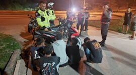 Anggota Ditlantas Polda Kepri saat melakukan operasi Seligi disalah satu titik yang ada di Kota Batam, Minggu (23/2/2025). Matapedia6.com/ Dok Humas Polda