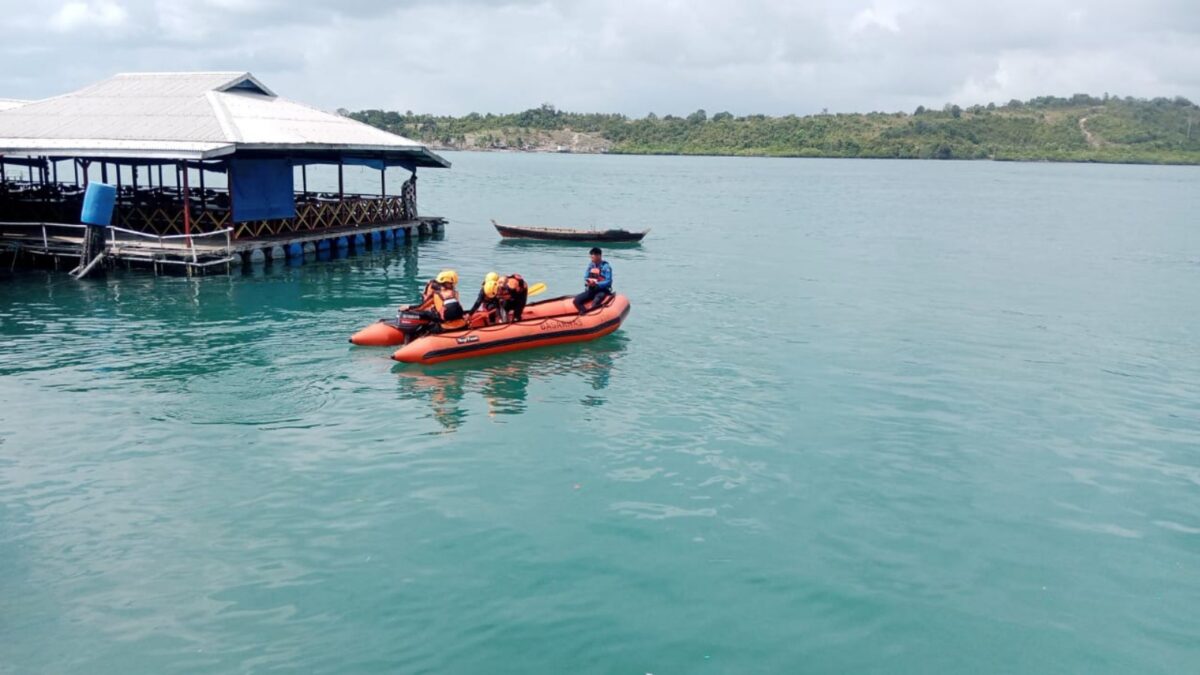 Pencarian korban yang terjun dari Jembatan 4 Barelang, Minggu (23/2). Foto:Dok/Tim Sar