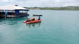 Pencarian korban yang terjun dari Jembatan 4 Barelang, Minggu (23/2). Foto:Dok/Tim Sar