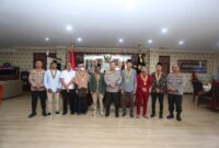 Kapolda Kepri Irjen Pol Asep Syafrudin saat foto bersama dengan Pimpinan Wilayah Perhimpunan Remaja Masjid Dewan Masjid Indonesia (PW PRIMA DMI) Kepri di ruang kerjanya, Senin (24/2/2025).Matapedia6.com/Dok Humas Polda