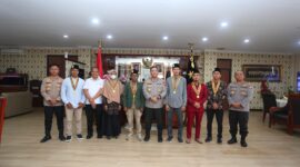 Kapolda Kepri Irjen Pol Asep Syafrudin saat foto bersama dengan Pimpinan Wilayah Perhimpunan Remaja Masjid Dewan Masjid Indonesia (PW PRIMA DMI) Kepri di ruang kerjanya, Senin (24/2/2025).Matapedia6.com/Dok Humas Polda