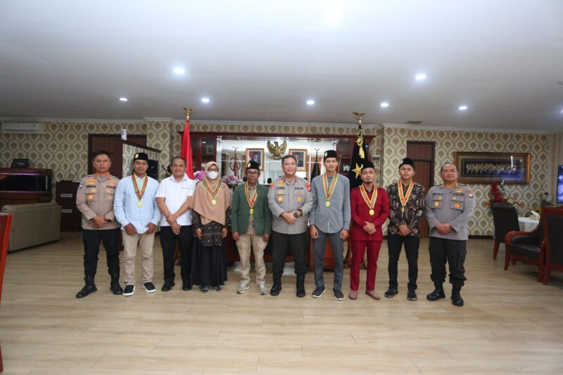 Kapolda Kepri Irjen Pol Asep Syafrudin saat foto bersama dengan Pimpinan Wilayah Perhimpunan Remaja Masjid Dewan Masjid Indonesia (PW PRIMA DMI) Kepri di ruang kerjanya, Senin (24/2/2025).Matapedia6.com/Dok Humas Polda