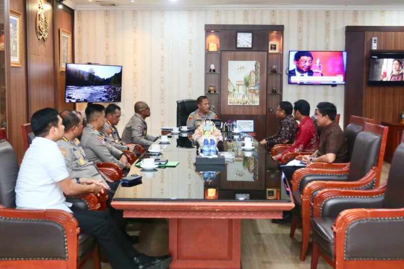 Kapolda Kepri Irjen Pol Asep Syafrudin terima kunjungan silaturahmi dari BI Kepri di ruang kerjanya, Mapolda Kepri, Nongsa, Selasa (25/2/2025). Matapedia6.com/ Dok Humas Polda