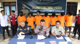 Kapolsek Batu Aji dan Kanit Reskrim dan humas Polresta dalam jumpa pers, Selasa (25/2). Foto:Dok/Polsek