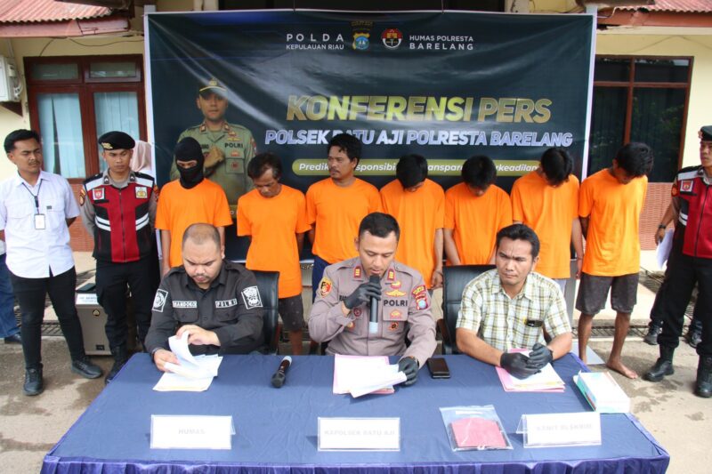 Kapolsek Batu Aji dan Kanit Reskrim dan humas Polresta dalam jumpa pers, Selasa (25/2). Foto:Dok/Polsek