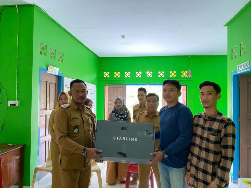 Panitia HPN serahkan bantuan internet. Foto:Dok/Ist