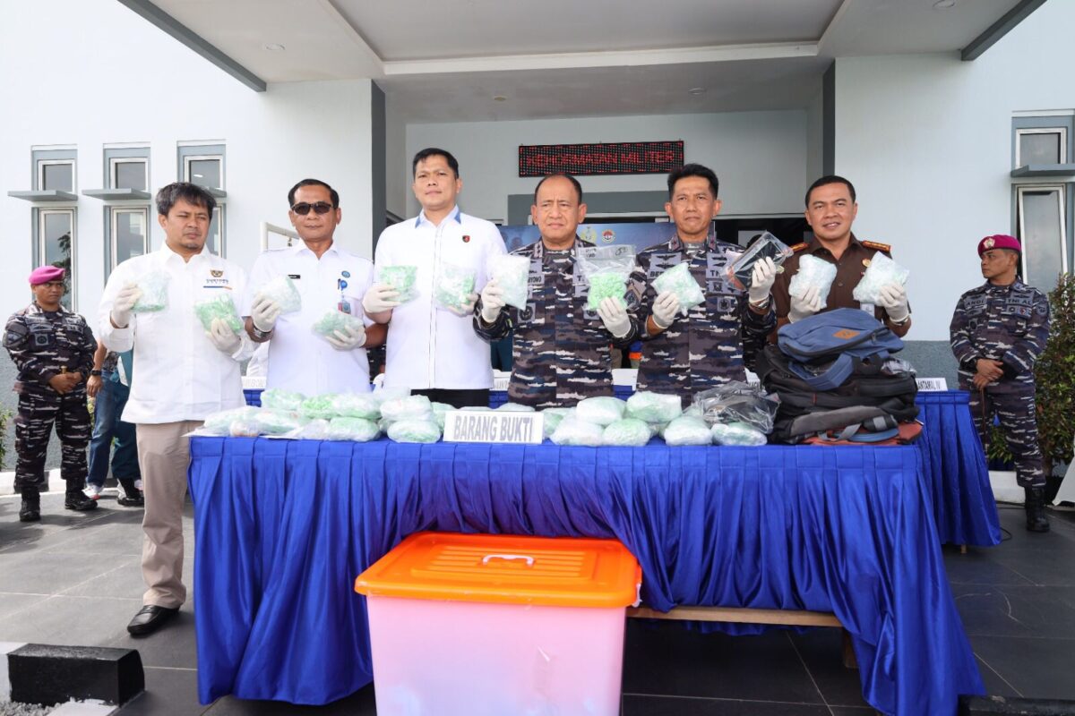 Kepala Staf Angkatan Laut (Kasal) Laksamana TNI Dr. Muhammad Ali pimpin konferensi pers pengungkapan kasus penyelundupan 60 ribu pil ekstasi dari Malaysia ke Indonesia, Rabu (26/2/2025). Matapedia6.com/Dok Lanal Batam