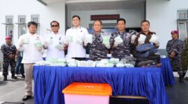 Kepala Staf Angkatan Laut (Kasal) Laksamana TNI Dr. Muhammad Ali pimpin konferensi pers pengungkapan kasus penyelundupan 60 ribu pil ekstasi dari Malaysia ke Indonesia, Rabu (26/2/2025). Matapedia6.com/Dok Lanal Batam