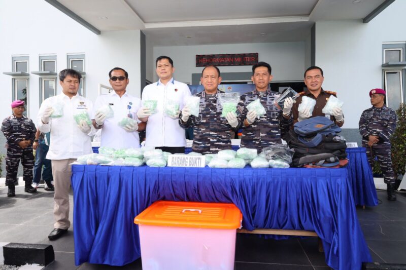 Kepala Staf Angkatan Laut (Kasal) Laksamana TNI Dr. Muhammad Ali pimpin konferensi pers pengungkapan kasus penyelundupan 60 ribu pil ekstasi dari Malaysia ke Indonesia, Rabu (26/2/2025). Matapedia6.com/Dok Lanal Batam