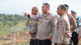 Kapolda Kepri Irjen Pol Asep Syafrudin saat meninjau lokasi lahan pertanian binaan Polda Kepri di Teluk Mata Ikan, Rabu (26/2/2025). Matapedia6.com/ Dok Humas Polda