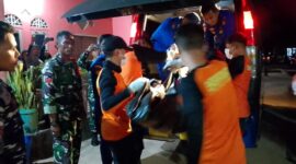 Tim SAR evakuasi korban ke Rumah Sakit Bhayangkara pad Senin (25/2). Foto:Tim SAR