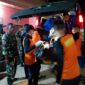 Tim SAR evakuasi korban ke Rumah Sakit Bhayangkara pad Senin (25/2). Foto:Tim SAR