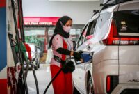 Petugas SPBU di Sumbagut isi minyak Pertamax. Foto:Dok/Ist