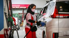 Petugas SPBU di Sumbagut isi minyak Pertamax. Foto:Dok/Ist