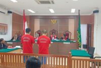 Terdakwa Fandias dan rekannya saat dengar vonis di Persidangan Pengadilan Negeri Batam, Kamis (27/2). Foto:Yuyun/matapedia