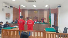 Terdakwa Fandias dan rekannya saat dengar vonis di Persidangan Pengadilan Negeri Batam, Kamis (27/2). Foto:Yuyun/matapedia