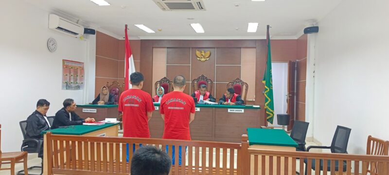 Terdakwa Fandias dan rekannya saat dengar vonis di Persidangan Pengadilan Negeri Batam, Kamis (27/2). Foto:Yuyun/matapedia