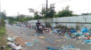 Sampah berserak dijalan Seroja, Kelurahan Sei Pelenggut, Kecamatan Sagulung, Ancam keselamatan pengendara, Minggu (2/2/2025). Matapedia6.com/Luci