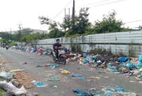 Sampah berserak dijalan Seroja, Kelurahan Sei Pelenggut, Kecamatan Sagulung, Ancam keselamatan pengendara, Minggu (2/2/2025). Matapedia6.com/Luci
