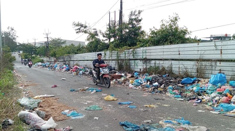 Sampah berserak dijalan Seroja, Kelurahan Sei Pelenggut, Kecamatan Sagulung, Ancam keselamatan pengendara, Minggu (2/2/2025). Matapedia6.com/Luci