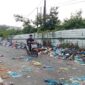 Sampah berserak dijalan Seroja, Kelurahan Sei Pelenggut, Kecamatan Sagulung, Ancam keselamatan pengendara, Minggu (2/2/2025). Matapedia6.com/Luci