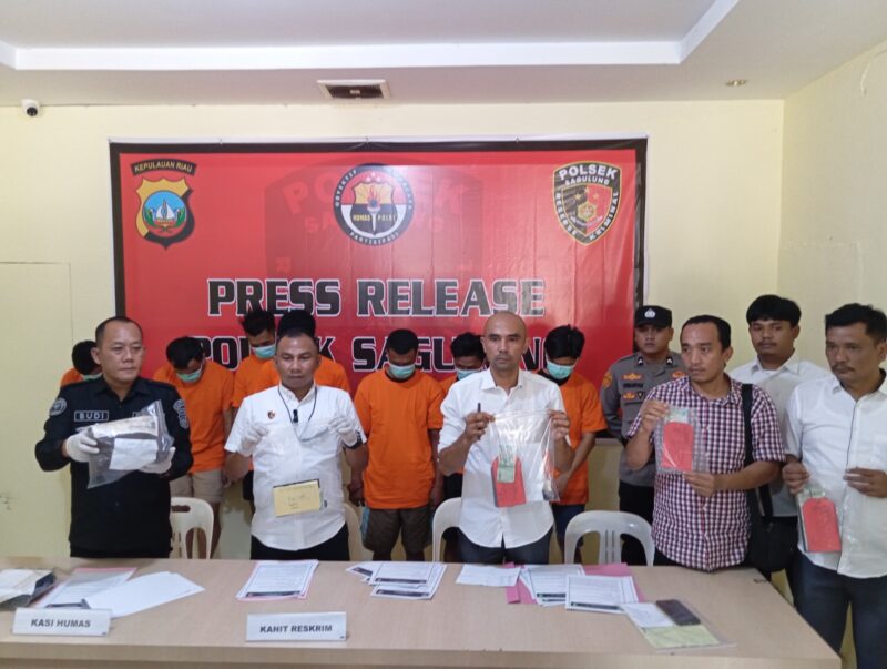 Polsek Sagulung rilis kasus penggelapan dengan modus tipu muslimat demi kecanduan judi, Senin (3/2). Foto:matapedia