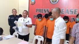 Kanit Reskrim Polsek Sagulung Iptu Aris saat menunjukkan alat bukti, Senin (3/2). Foto:Rega/matapedia