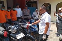 Kanit Reskrim Polsek Sagulung Iptu Aris saat menunjukkan barang bukti Curanmor, Senin (3/2/2025). Foto:matapedia