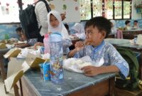 Siswa siswi di salah satu sekolah di Sagulung saat mengikuti program makan bergizi gratis yang disiapkan oleh Bakamla beberapa waktu lalu. Matapedia6.com/Luci
