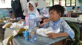 Siswa siswi di salah satu sekolah di Sagulung saat mengikuti program makan bergizi gratis yang disiapkan oleh Bakamla beberapa waktu lalu. Matapedia6.com/Luci
