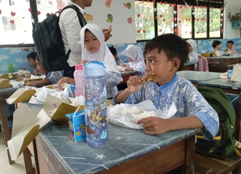 Siswa siswi di salah satu sekolah di Sagulung saat mengikuti program makan bergizi gratis yang disiapkan oleh Bakamla beberapa waktu lalu. Matapedia6.com/Luci
