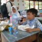 Siswa siswi di salah satu sekolah di Sagulung saat mengikuti program makan bergizi gratis yang disiapkan oleh Bakamla beberapa waktu lalu. Matapedia6.com/Luci
