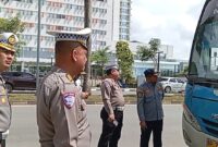 Tim operasi Seligi 2025 yakni Ditlantas Polda Kepri, BPTD dan Jasa Raharja saat melakukan sosialisasi keselamatan kepada pengemudi bus angkutan orang di Batam, Kamis (13/2/2025). Matapedia6.com/Luci