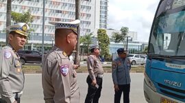 Tim operasi Seligi 2025 yakni Ditlantas Polda Kepri, BPTD dan Jasa Raharja saat melakukan sosialisasi keselamatan kepada pengemudi bus angkutan orang di Batam, Kamis (13/2/2025). Matapedia6.com/Luci