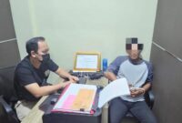 Sekuriti botania II yang ditangkap Subdit IV Ditreskrimum Polda Kepri, saat menjalani pemeriksaan, Kamis (13/2/2025). Matapedia6.com/Dok Polda Kepri