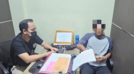 Sekuriti botania II yang ditangkap Subdit IV Ditreskrimum Polda Kepri, saat menjalani pemeriksaan, Kamis (13/2/2025). Matapedia6.com/Dok Polda Kepri