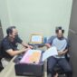 Sekuriti botania II yang ditangkap Subdit IV Ditreskrimum Polda Kepri, saat menjalani pemeriksaan, Kamis (13/2/2025). Matapedia6.com/Dok Polda Kepri