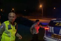 Ditlantas Polda Kepri bersama bersama unit lain saat melakukan razia balap liar di beberapa titik di Kota Batam, Minggu (16/2/2025).