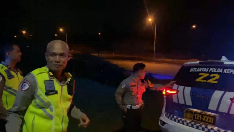 Ditlantas Polda Kepri bersama bersama unit lain saat melakukan razia balap liar di beberapa titik di Kota Batam, Minggu (16/2/2025).