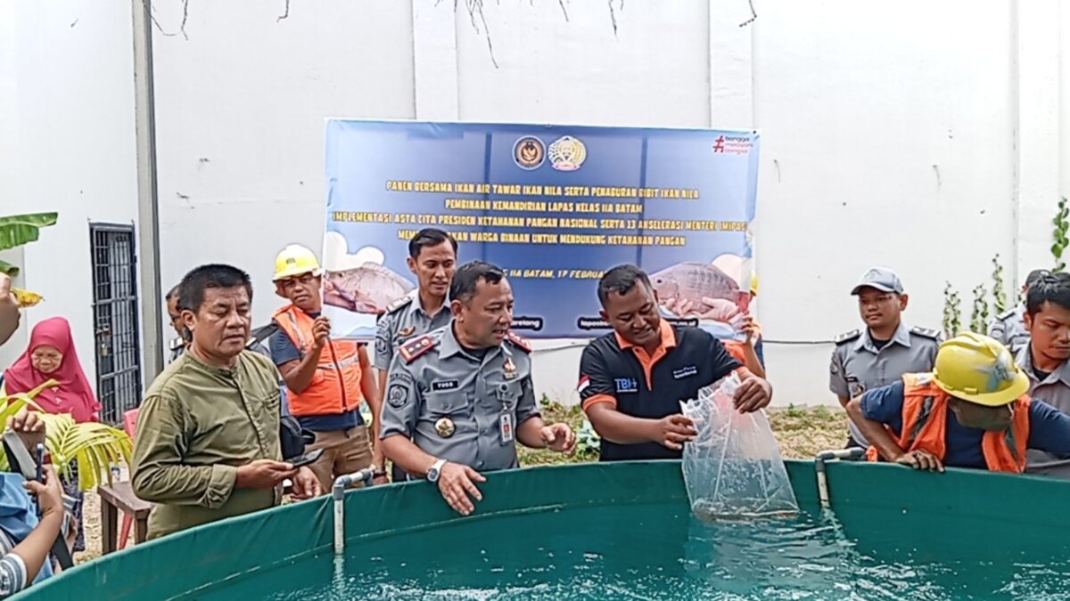 Kalapas Batam Yugo saat tabur bibit ikan nila pada Senin (17/2). Foto:Rega/matapedia