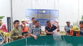 Kalapas Batam Yugo saat tabur bibit ikan nila pada Senin (17/2). Foto:Rega/matapedia