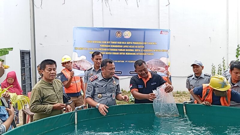 Kalapas Batam Yugo saat tabur bibit ikan nila pada Senin (17/2). Foto:Rega/matapedia