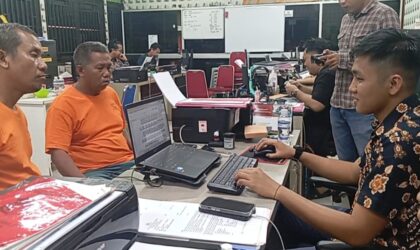 Tukang Rekap dan pemain judi togel yang ditangkap Jatanras Polresta Barelang di Batam, Rabu (19/2/2025) lalu saat menjalani penyidikan di unit Jatanras, Jumat (21/2/2025). Matapedia6.com/Luci