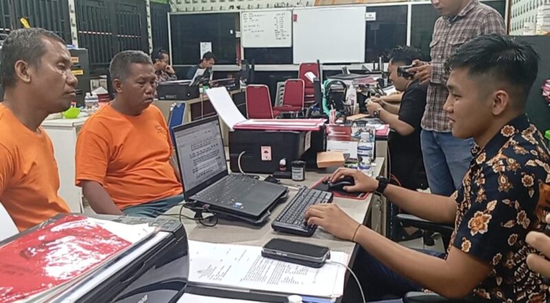 Tukang Rekap dan pemain judi togel yang ditangkap Jatanras Polresta Barelang di Batam, Rabu (19/2/2025) lalu saat menjalani penyidikan di unit Jatanras, Jumat (21/2/2025). Matapedia6.com/Luci
