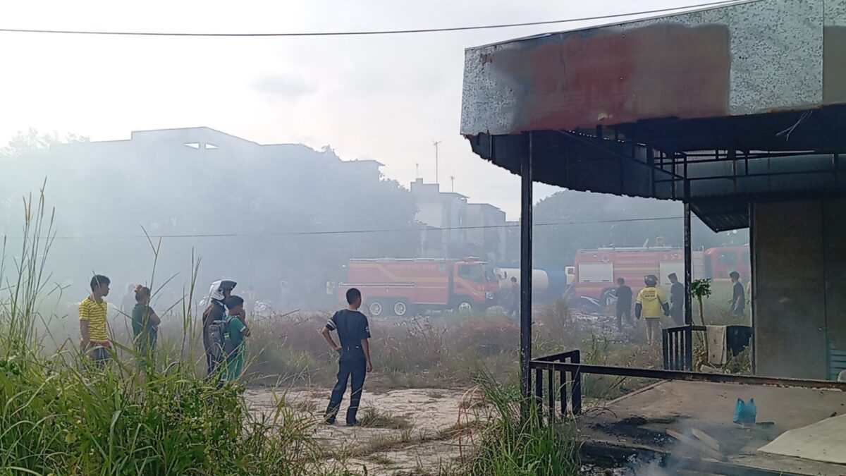 Kebakaran gudang bekas dan kayu di dekat Kantor Lurah Bukit Tempayan, Batu Aji, Senin (24/2). Foto:Rega/matapedia