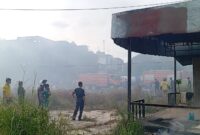 Kebakaran gudang bekas dan kayu di dekat Kantor Lurah Bukit Tempayan, Batu Aji, Senin (24/2). Foto:Rega/matapedia