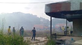 Kebakaran gudang bekas dan kayu di dekat Kantor Lurah Bukit Tempayan, Batu Aji, Senin (24/2). Foto:Rega/matapedia